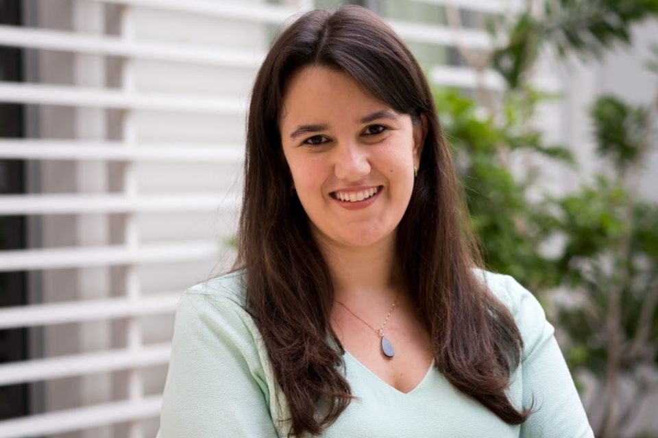 Na foto está Ligia Pugliese de camiseta azul sorrindo - Metrópoles