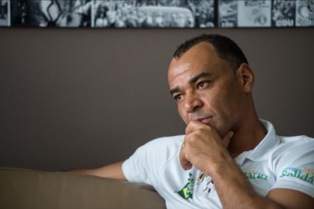 O jogador Cafu em foto pensativo, com a mão no queixo. Ele justificou não ter comparecido ao velório de Pelé - Metrópoles