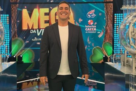 André Marques posa para fotos durante a apresentação da Mega da Virada - Metrópoles