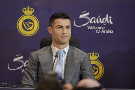 Cristiano Ronaldo sendo apresentado como novo jogador do Al Nassr