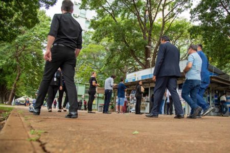 foto colorida de servidores caminhando pela esplanada