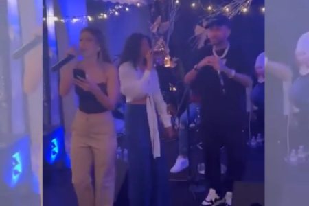 O jogador Neymar flagrado em festa ao lado de mulheres que cantam em palco, em Paris, durante velório do ex-jogador Pelé - Metrópoles