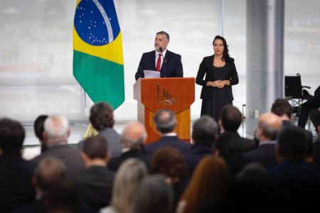 Paulo Pimenta toma posse como ministro de Estado Chefe da Secretaria de Comunicação da Presidência da República em cerimônia no palácio do Planalto. Ele discursa em púlpito ao lado de bandeira do Brasil - Metrópoles