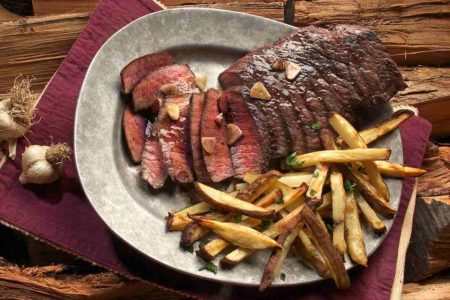 Na foto, carne fatiada com batata frita - Metrópoles