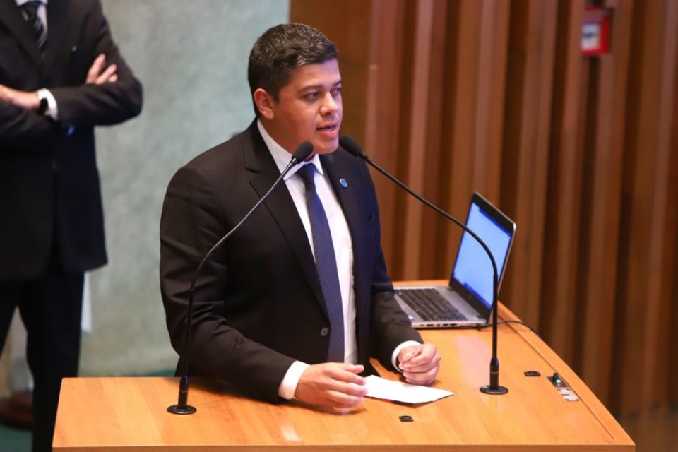 A deputado distrital Daniel Donizet discursa em púlpito no plenário da CLDF - Metrópoles