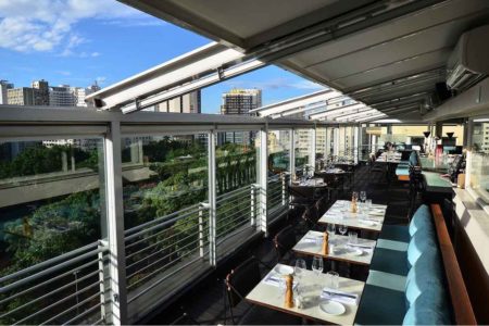 Mesas a céu aberto do restaurante ESther Rooftop em SP