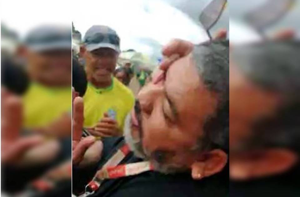 Momento em que homem que filmava bolsonaristas no QG do Exército leva tapa na cara de um dos presentes - Metrópoles