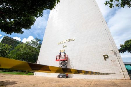 Prédios de ministérios começam a troca de nomes, Ministério da Economia vira Ministério da Fazenda