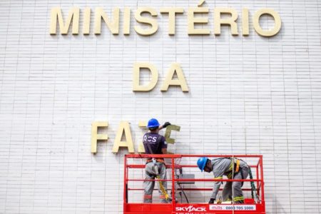 Prédios de ministérios começam a troca de nomes