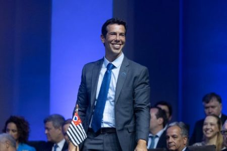 Imagem colorida mostra Renato Feder, um homem branco de cabelos escuros, curtos, sorrindo. Ele usa um terno azul escuro, camisa clara e uma gravata azul royal - Metrópoles