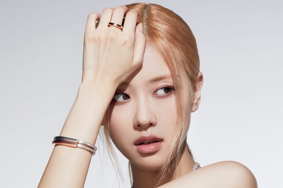 Na imagem com cor, Rosé do Blackpink posa para campanha da Tiffany - Metrópoles