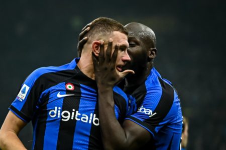 Lukaku e Dzeko comemoram gol da Inter de Milão