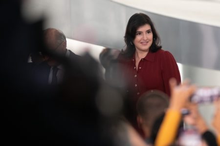 A cerimônia de posse da ministra do Planejamento e Orçamento, Simone Tebet, realizada no Salão Nobre do Palácio do Planalto. Na foto, a ministra aparece descendo rampa do salão principal e sorrindo - Metrópoles