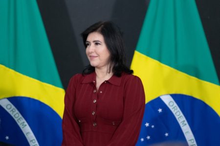 A cerimônia de posse da ministra do Planejamento e Orçamento, Simone Tebet, realizada no Salão Nobre do Palácio do Planalto. Na foto, a ministra aparece diante de bandeiras do Brasil - Metrópoles