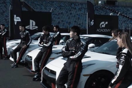 Homens em frente a carros em cena do filme Gran Turismo - Metrópoles