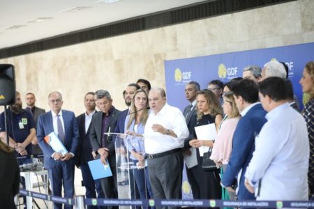 O governador Ibaneis Rocha faz reunião com os secretários de seu novo governo no Palácio do Buriti. Ele aparece em frente a púlpito no salão principal discursando ao lado de autoridades - Metrópoles