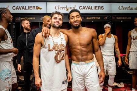 Raulzinho e Donovan Mitchell no vestiário do Cavaliers - Metrópoles