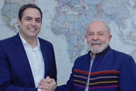 Paulo Câmara, ex-governador de Pernambuco, ao lado do presidente Lula. Eles sorriem e apertam as mãos, posando para foto - Metrópoles