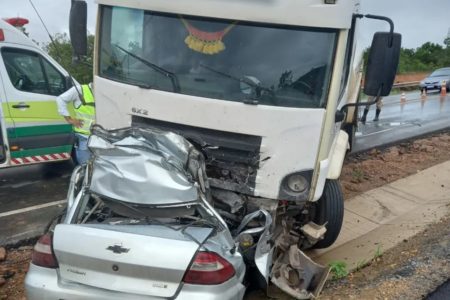 Carro esmagado depois de acidente com caminhão na BR-135 - Metrópoles