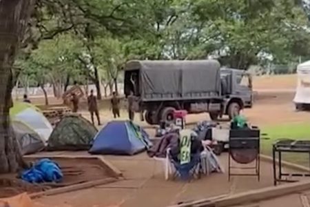 "Exército está ajudando", diz bolsonarista sobre ato no QG do Exército de Brasília. No vídeo, é possível ver barracas de camping espalhadas e um caminhão do exército passando - Metrópoles