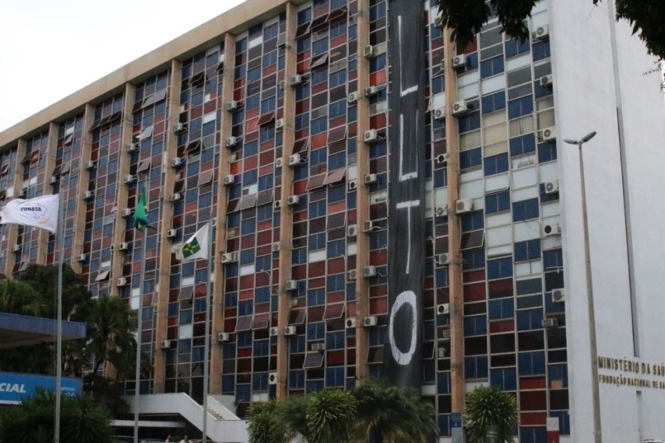 Sede da Funasa com bandeira de luto - Metrópoles