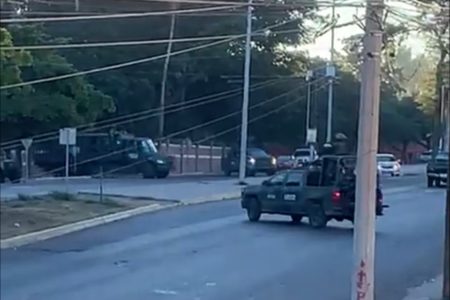 Carros da tropa de elite do exército nas ruas para realizar a prisão do filho de El Chapo - Metrópoles