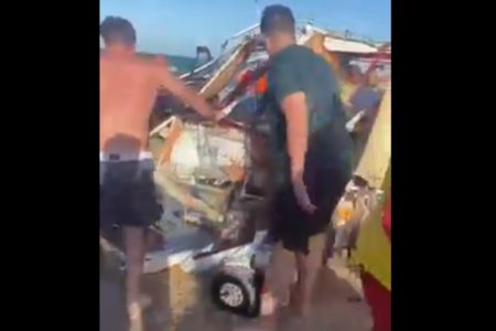 Ultraleve cai em praia do Ceará e fica completamente destruído - Metrópoles