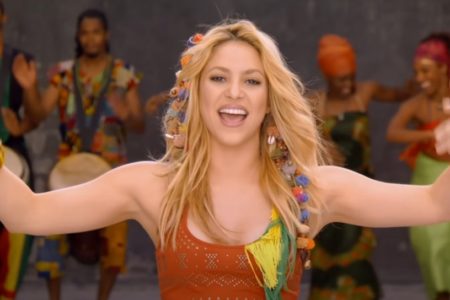 Shakira durante a gravação de seu clipe Waka Waka - Metrópoles