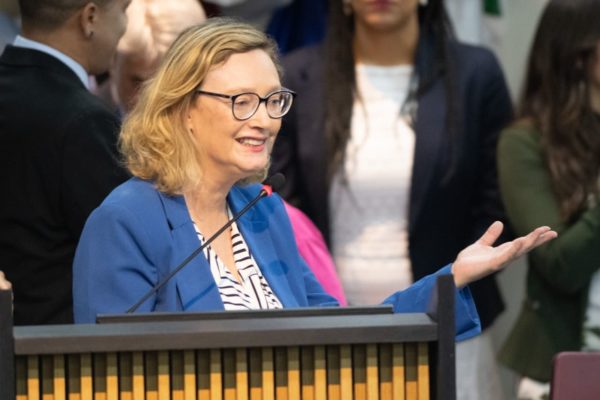 Maria do Rosário discursa na posse do ministro Silvio Almeida, dos Direitos Humanos. Ela fala diante de púlpito, sorrindo - Metrópoles