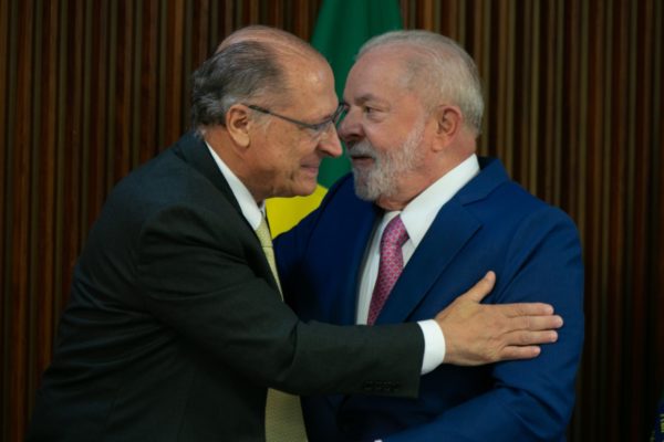 Ministro Geraldo Alckmin abraça o presidente Lula durante primeira reunião ministerial do governo Lula - Metrópoles