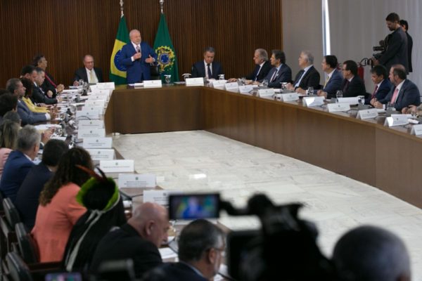 Ministros acompanham o discurso do presidente durante primeira reunião ministerial - Metrópoles