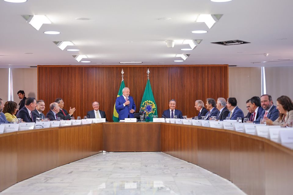 O presidente Lula faz primeira reunião ministerial no Palácio do Planalto e pede boa relação com o Congresso Nacional. Na imagem os ministros e presidente aparecem de frente - Metrópoles