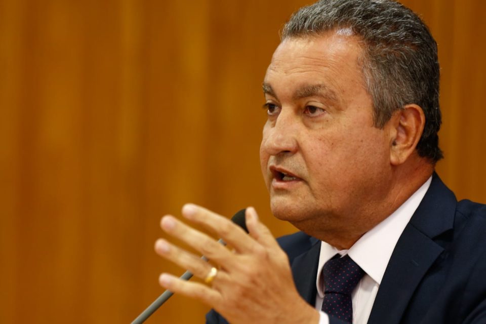 Imagem colorida do ministro da Casa Civil, Rui Costa, concede entrevista coletiva sobre primeira reunião ministerial do governo Lula. Ele fala diante de microfone, sentado diante de mesa, e gesticula- Metrópoles