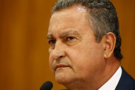 Ministro da Casa Civil, Rui Costa, concede entrevista coletiva sobre primeira reunião ministerial do governo Lula. Ele fala diante de microfone, sentado diante de mesa - Metrópoles