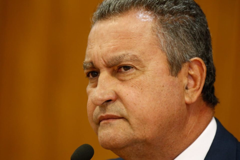 Ministro da Casa Civil, Rui Costa, concede entrevista coletiva sobre primeira reunião ministerial do governo Lula. Ele fala diante de microfone, sentado diante de mesa - Metrópoles