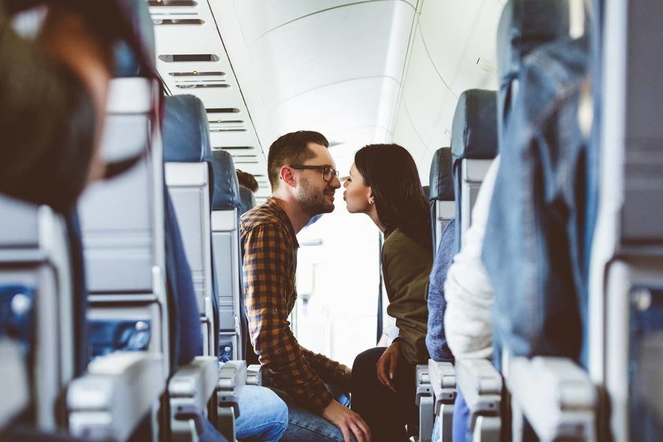 Casal se beijando no avião - Metrópoles