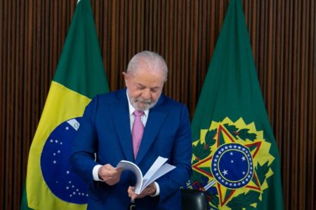 Foto colorida do Presidente Lula em reunião ministerial