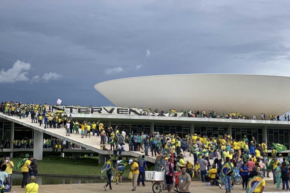 Bolsonaristas invadem Congresso, Planalto e STF em manifestação antidemocrática