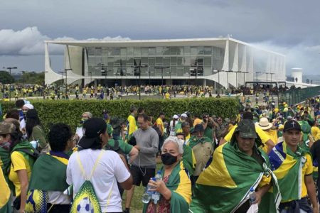 Foto colorida de bolsonaristas na Praça dos Três Poderes - Metrópoles