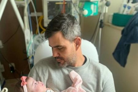 Juliano Cazarré e a filha caçula em hospital - Metrópoles