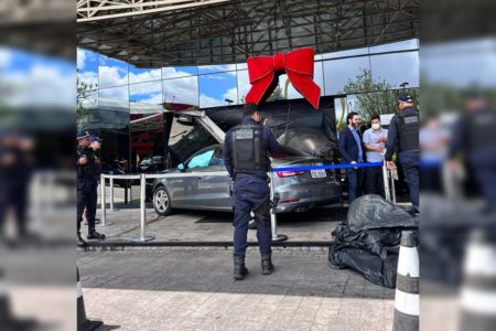 Policiais isolam área onde carro invadiu hotel