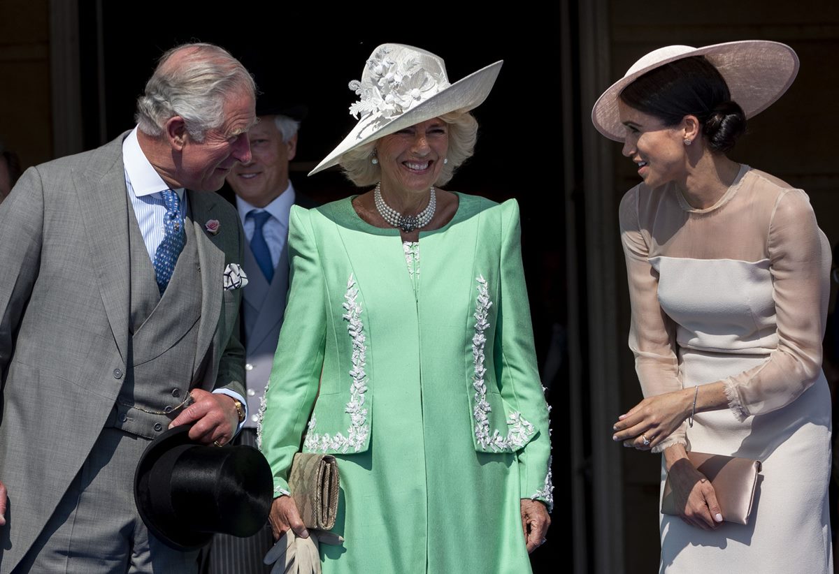O rei Charles, a rainha consorte Camilla e a atriz Meghan Markle. Todos fazem parte da família real britânica. - Metrópoles