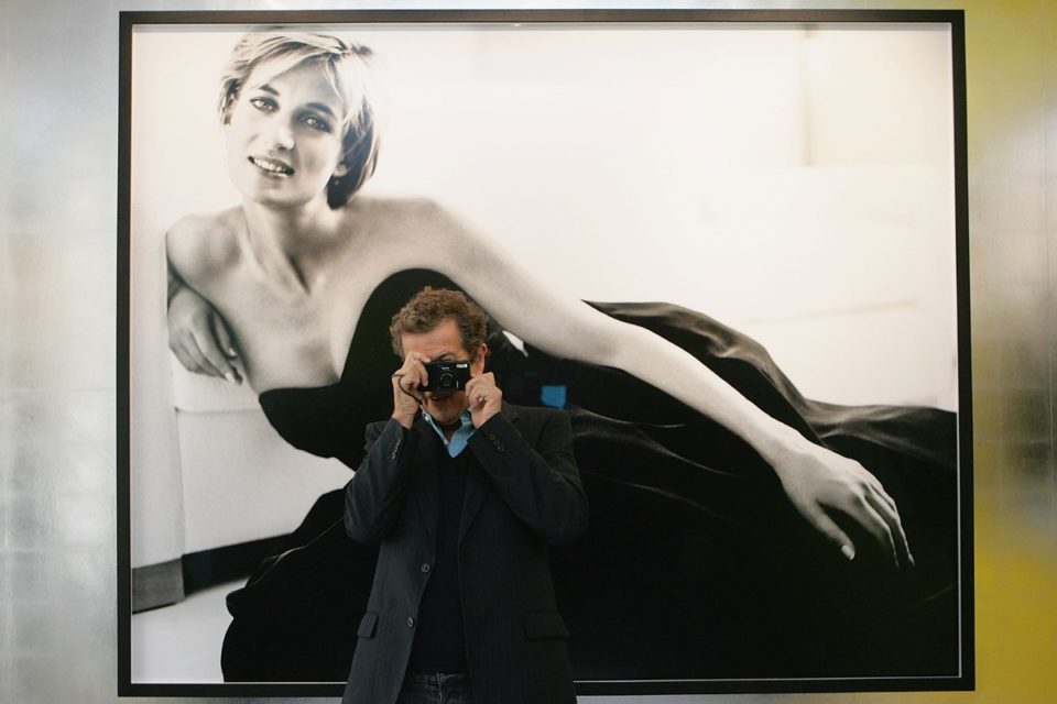 O fotógrafo Mario Testino assiste à coletiva de imprensa para "Diana, Princess Of Wales By Mario Testino" no Palácio de Kensington em 22 de novembro de 2005 em Londres, Inglaterra. A exposição apresenta imagens fotográficas de Testino da última sessão de retratos de Diana, cinco meses antes de sua morte em Paris em 1997. O evento abre esta noite com uma recepção com champanhe e vista privada. - Metrópoles