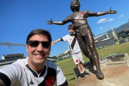 Torcedores do Vasco posam com estátua de Roberto Dinamite - Metrópoles