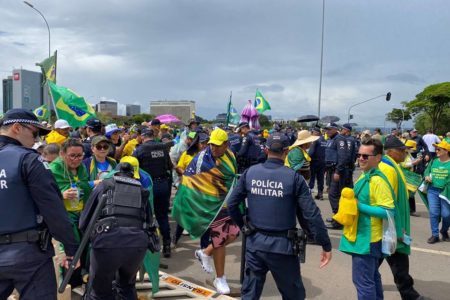 Bolsonaristas e policiais militares do DF