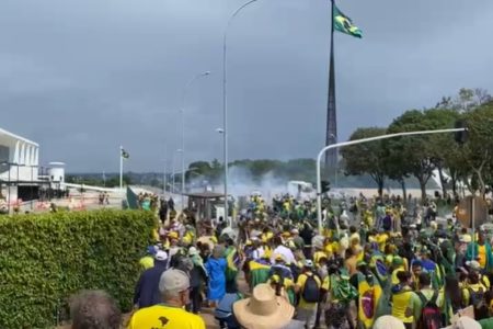 Bolsonaristas invadem o Palácio do Planalto