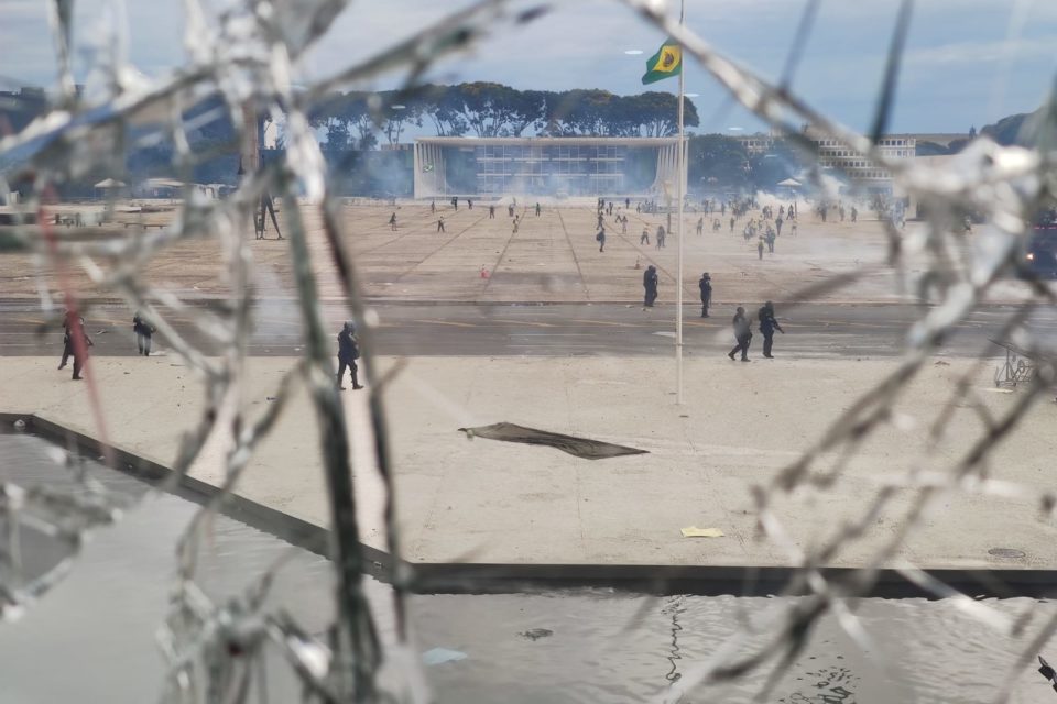 foto colorida de destruição na praça dos tres poderes em brasília