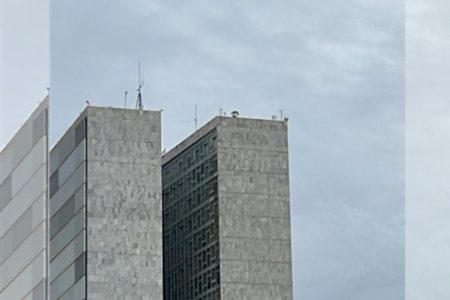 Bolsonarista sobe em uma das torres do Congresso Nacional em ato antidemocrático em Brasília - Metrópoles