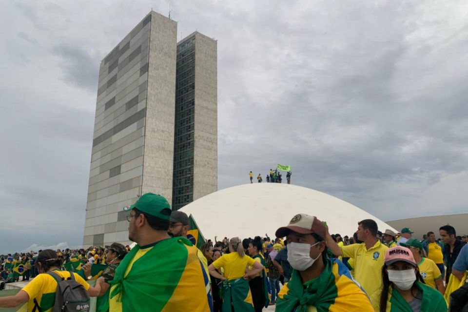 Manifestantes bolsonaristas ocupam o Congresso Nacional e são retirados pela policia PMDF. Na cúpula do Senado, terroristas caminham e levantam os braços - Metrópoles