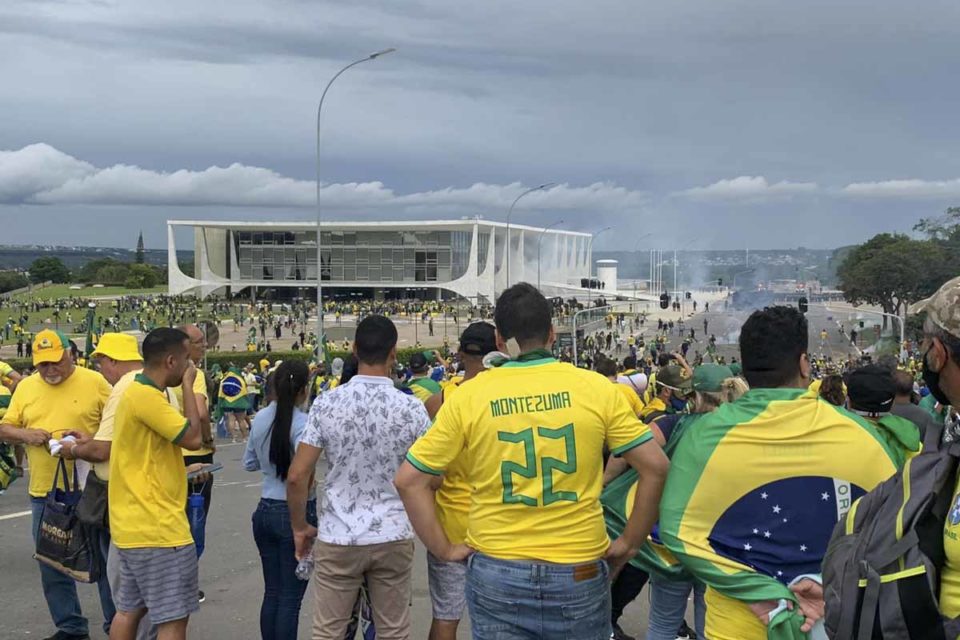 Manifestantes bolsonaristas ocupam o Congresso Nacional e são retirados pela policia PMDF. Ao lado de foram diversos golpistas aparecem circulando pelo perímetro entre o Planalto e o Congresso - Metrópoles